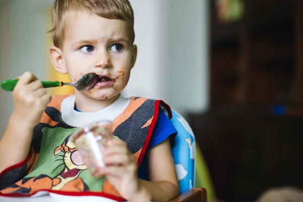 Alimentação infantil manchada — Fotografia de Stock