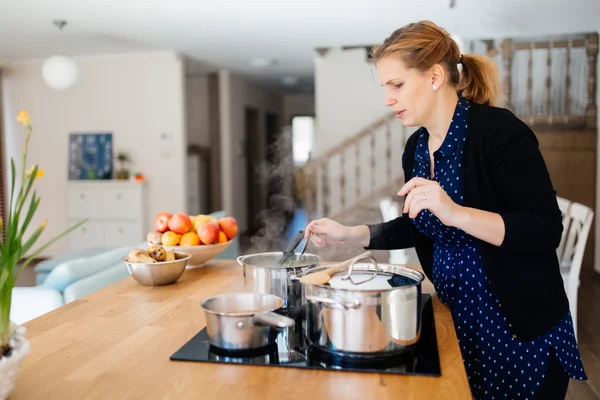 Woman making lunch in kitchen — Stock Photo, Image