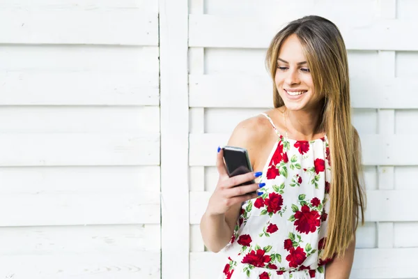 Telefon kullanan güzel kadın — Stok fotoğraf