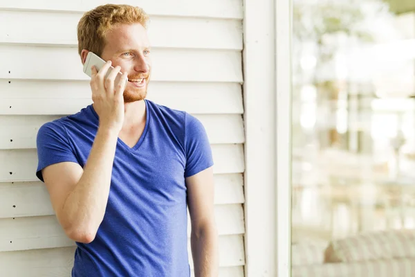 Hombre feliz usando el teléfono y sonriendo — Foto de Stock