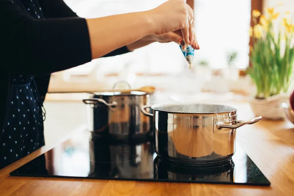 Almoço sendo feito na cozinha moderna — Fotografia de Stock