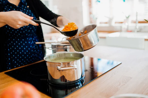 Meal being made in kitchen — Stock Photo, Image