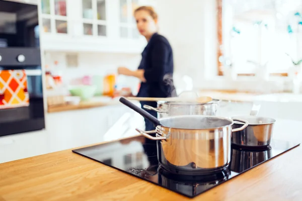 Dona de casa fazendo almoço na cozinha — Fotografia de Stock