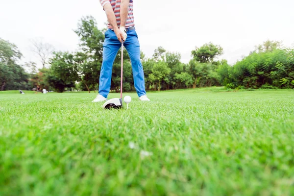 Golfer klaar om een schot te nemen — Stockfoto