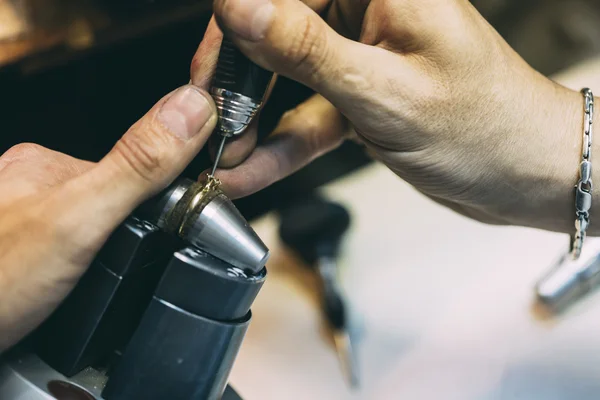 Ring being crafted by jeweler — Stock Photo, Image