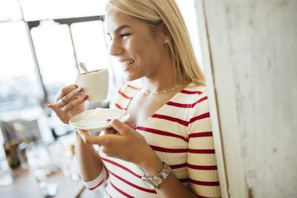 Mulher bonita bebendo café — Fotografia de Stock