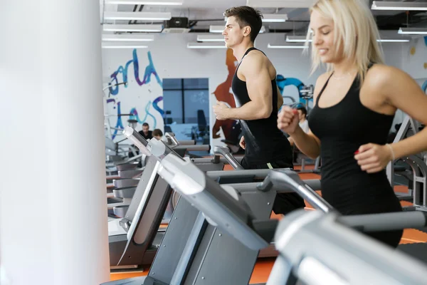 People running on treadmills in gym — Stock Photo, Image