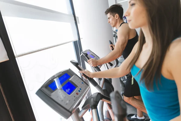 Entrenamiento de personas en gimnasio — Foto de Stock