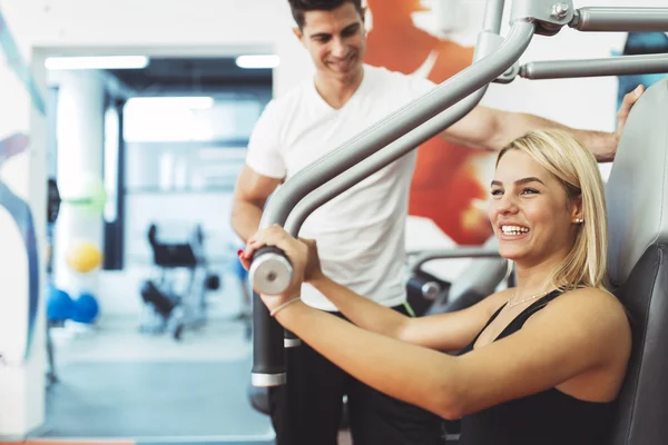 Hermosa mujer haciendo ejercicio en el gimnasio — Foto de Stock