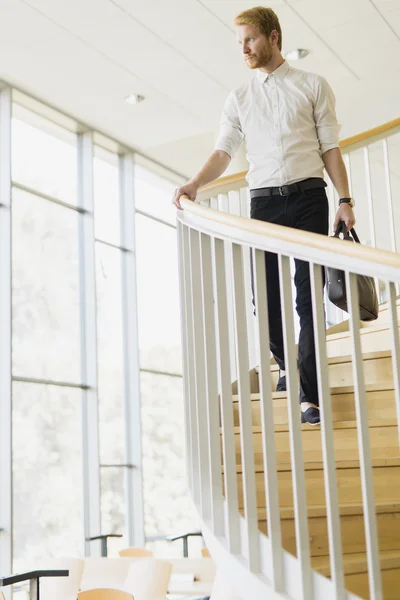 Бизнесмен спускается по лестнице — стоковое фото