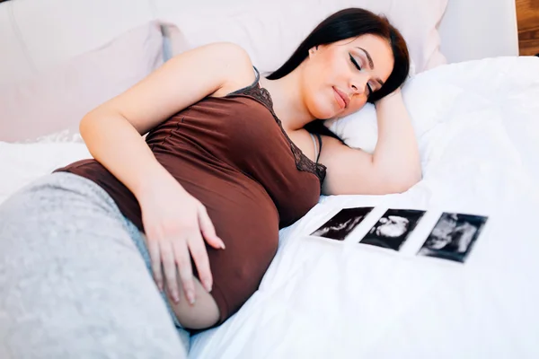 Hermosa mujer embarazada descansando — Foto de Stock