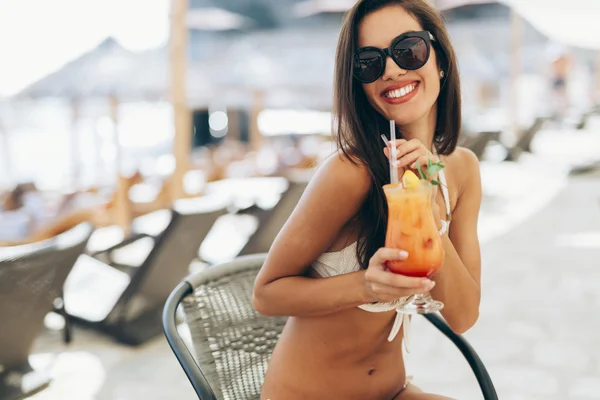 Молодая красивая женщина пьет коктейль — стоковое фото