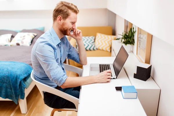 Empresário trabalhando em casa em um laptop — Fotografia de Stock