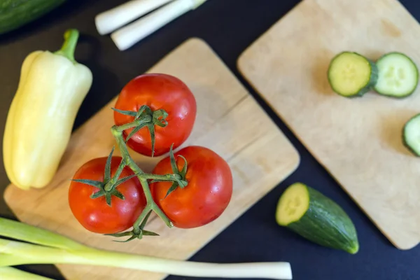Свежие органические овощи на доске — стоковое фото