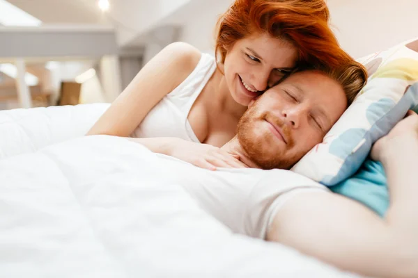 Hermosa pareja romance en la cama —  Fotos de Stock