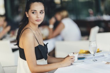 Çekici kadın kahve içiyor. 