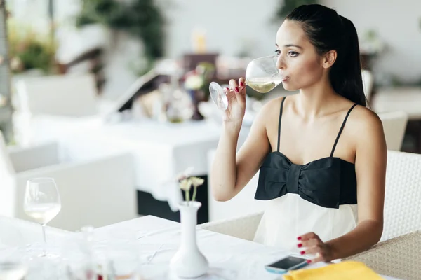 Donna attraente degustazione vino bianco — Foto Stock