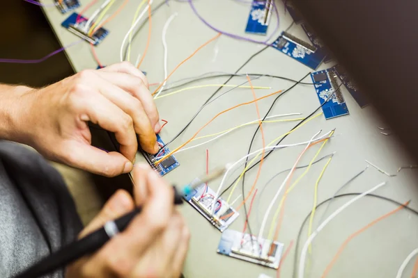 Hardware door solderen being fixed — Stockfoto