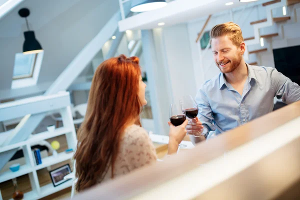 Paar feiert Einzug in neue Wohnung — Stockfoto