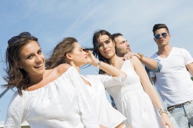 Kumsaldaki gençler.