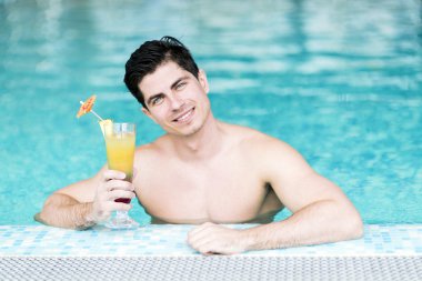 Yakışıklı adam bir kokteyl içme 