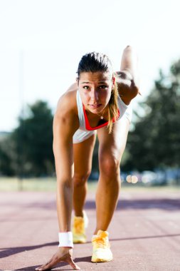 Kadın sprinter sistemi çalıştırmak için hazırlanıyor