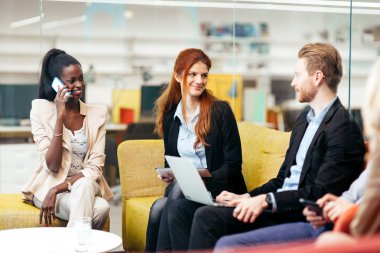 İş insanlar konuşma. Elinizdeki teknoloji