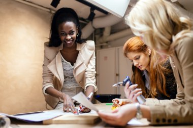 Bir proje üzerinde çalışıyor tasarımcıları grup