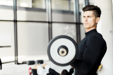 Eğitim bir spor salonunda genç adam