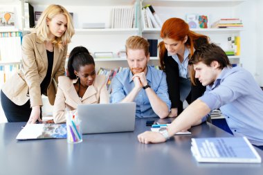 İş adamları masasında ofisindeki beyin fırtınası