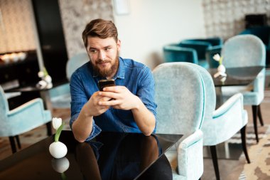 Telefonunuzun ve restoranda yakışıklı adam