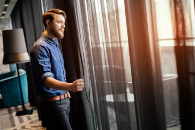 Lüks otel odasındaki manzarayı adam