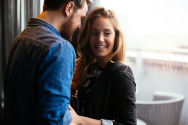 Romantik Çift duygu paylaşımı 