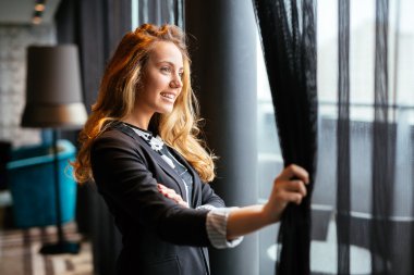 Pencereden bakarken göz alıcı kadın