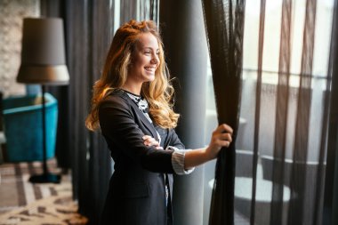 Pencereden bakarken göz alıcı kadın