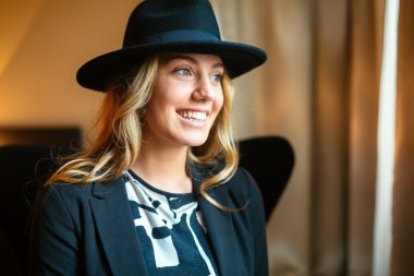 Sarışın kadın pencereden bakıyor