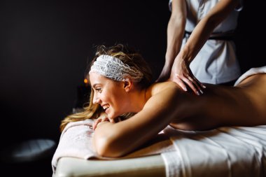 Güzel esmer zevk Masaj