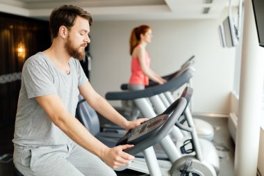 İnsanlar bisiklet üzerinde egzersiz