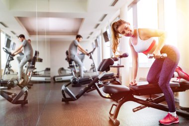 Güzel kadın spor salonunda ağırlık kaldırma