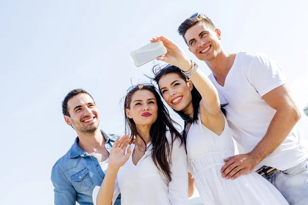 Grupo de pessoas tirando selfies de si mesmas — Fotografia de Stock