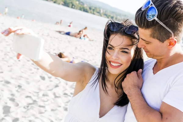 Schönes Paar macht ein Selfie von sich — Stockfoto