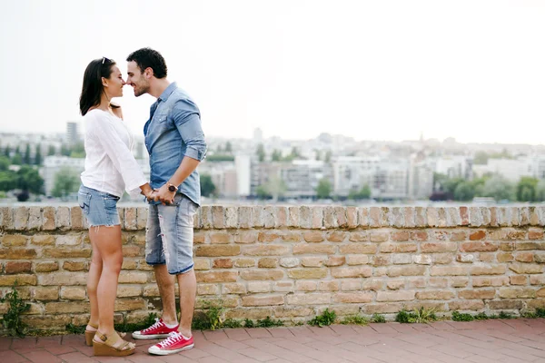 Pareja enamorada estando cerca la una de la otra — Foto de Stock