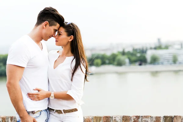 Casal jovem esfregando narizes como um sinal de amor — Fotografia de Stock