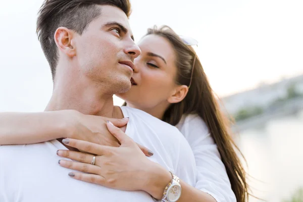 Jovens e belo casal apaixonado — Fotografia de Stock