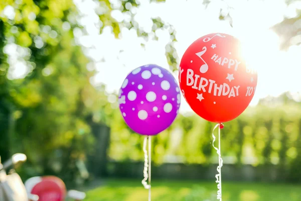 Globos con signo de feliz cumpleaños —  Fotos de Stock