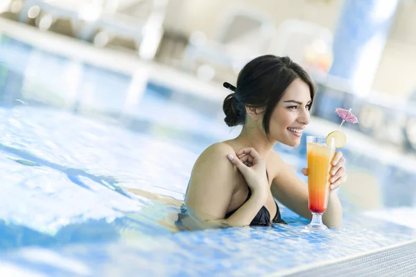 Schöne Dame trinkt einen Cocktail — Stockfoto