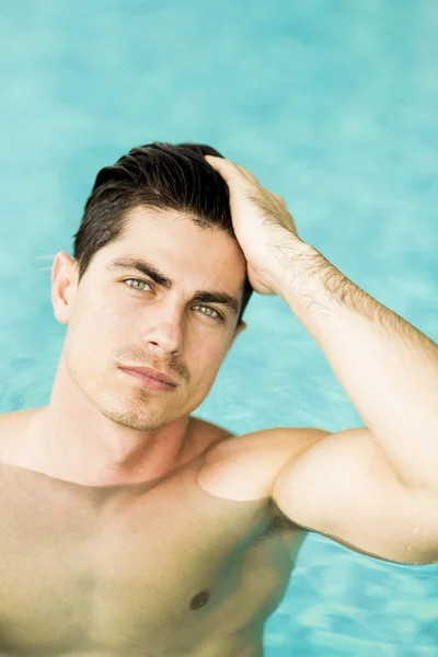 Uomo che si tocca i capelli in piscina — Foto Stock