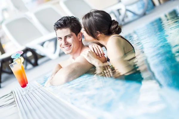 Paret i simbassäng och avkopplande — Stockfoto