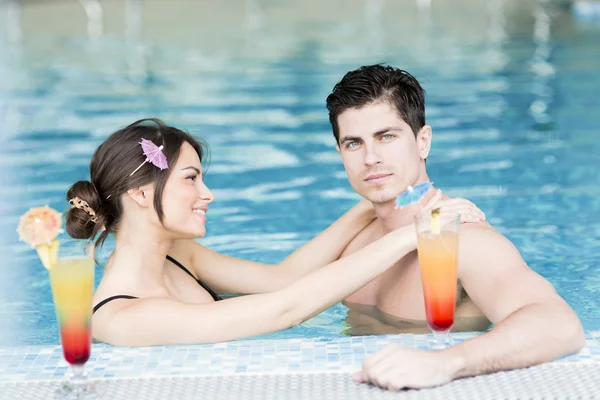 Para w basenie i relaks — Zdjęcie stockowe