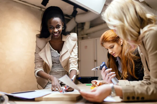 Bir proje üzerinde çalışıyor tasarımcıları grup